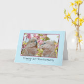 記念日、第1、オウムおよび野生リンゴ活気付きます カード (黄色い花)