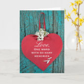 記念木製赤いハートとデイジー束 カード (黄色い花)