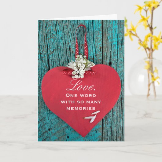 記念木製赤いハートとデイジー束 カード (黄色い花)