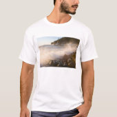 記念碑の敷石の上を洗う波 Tシャツ (正面)