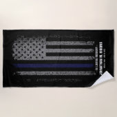 記憶を愛する中で、細い青い線の旗を警察に掲げる ビーチタオル (正面)