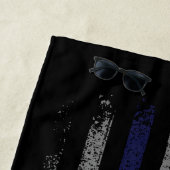 記憶を愛する中で、細い青い線の旗を警察に掲げる ビーチタオル (インサイチュ)