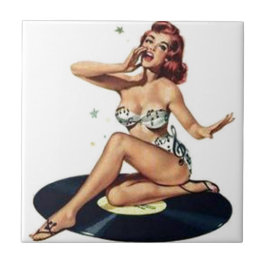 記録に坐っている女の子の上のPin タイル