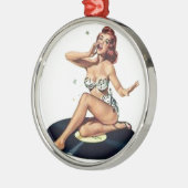 記録に坐っている女の子の上のPin メタルオーナメント (左)