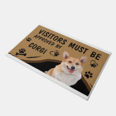 訪問者はSpringerスパニエル犬Corgiによって承認されなければならない ドアマット (アングル)