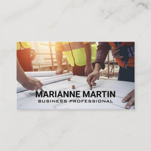 設計図を見るエンジニア 名刺 (正面)