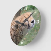 訴えかけるような目をした甘いチーズ ラウンド壁時計 (傾斜)