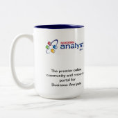 証券アナリストは仕事の-マグを余りに真剣に取ります ツートーンマグカップ (左)