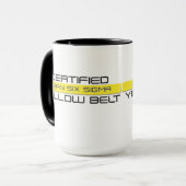 証明される6つのシグマ黄色いベルトのコーヒー・マグを傾かせます マグカップ (正面左)