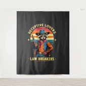 🐾 "詐欺愛好家、法違反者" – ラクーン🔥🤠 タペストリー (正面)