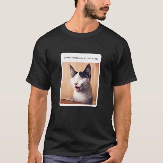 試合の日だと思い出した時の猫ミーム Tシャツ (正面)