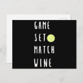 試合セットでワインワイン好きのテニス選手 案内ポストカード (正面/裏面)