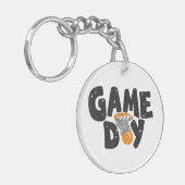 試合日バスケットボールおもしろい青年男女女子スポーツV キーホルダー (正面左)