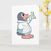 試験管を持つ科学者としてのモグラ カード (黄色い花)