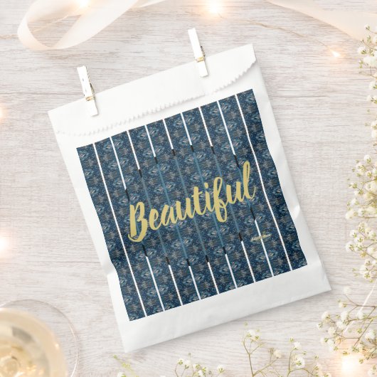 詩人アドゥエラ・アコオによる美しいお礼の袋 フェイバーバッグ (クリップ留めされた状態)