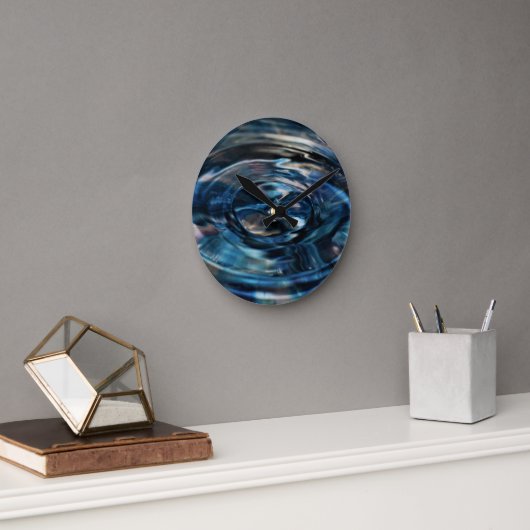 詩人Adiela Akooによる水時計 ラウンド壁時計 (オフィス)