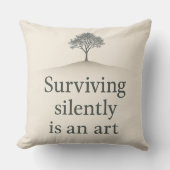 詩的な引用文装飾用クッション- 「生き延び静かに クッション (正面)