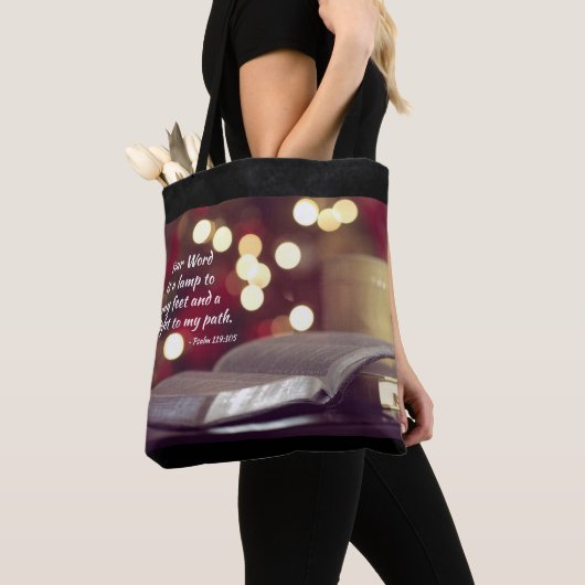 詩篇119:105あなたの言葉は私の足へのランプである トートバッグ (クローズアップ)