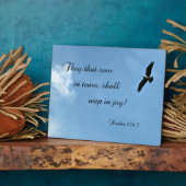 詩篇126:5涙を流す者は刈り取る。 フォトプラーク (側面)