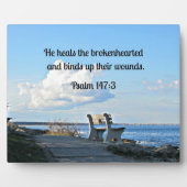 詩篇147:3彼は兄弟の心を癒し… フォトプラーク (正面)