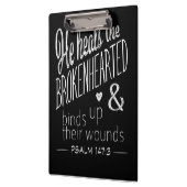 詩篇147:3彼は兄弟の心を癒す クリップボード (左)