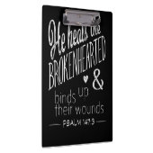 詩篇147:3彼は兄弟の心を癒す クリップボード (右)