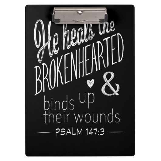 詩篇147:3彼は兄弟の心を癒す クリップボード (正面)