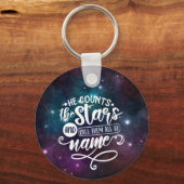 詩篇147:4彼は星の聖書を数える キーホルダー (正面)