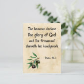 詩篇19:1 (KJV)聖書のスクロールの背景 ポストカード (スタンド正面)