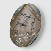 詩篇23:1聖聖書に銀の十字架を乗せて ラージ壁時計 (傾斜)