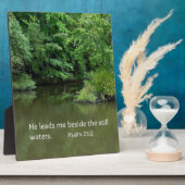 詩篇23:2彼は私を静かな水のそばに導く フォトプラーク (側面)