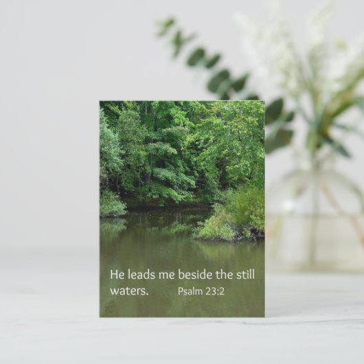 詩篇23:2彼は私を静かな水のそばに導く ポストカード (スタンド正面)