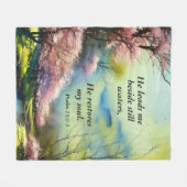 詩篇23:2-3彼は私の魂の聖書の聖句を回復する フリースブランケット (正面(横))