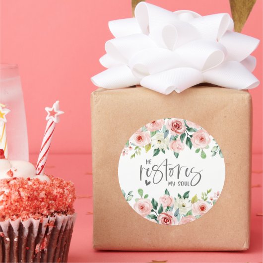 詩篇23:3彼は私の魂の聖書の聖句とバラを回復する ラウンドシール (パーティー)