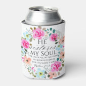 詩篇23:3 – 彼は私の魂を回復するピンクのフローラ聖書 缶クーラー (缶正面)