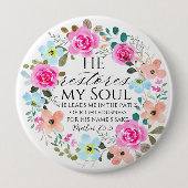 詩篇23:3 – 彼は私の魂を回復するピンクのフローラ聖書 缶バッジ (正面)