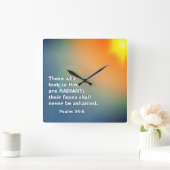 詩篇34:5彼を仰ぐ者は輝く聖書である スクエア壁時計 (ホーム)