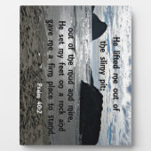 詩篇40:2彼はぬるぬるぬるした穴から私を引き上げた フォトプラーク (正面)