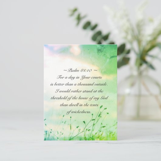詩篇84:10あなたの裁判所の聖書の節の一日のために ポストカード (スタンド正面)