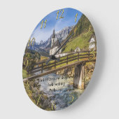 詩編23:1川のある山の近くの教会 ラージ壁時計 (傾斜)