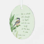 詩編31:25彼女は強さの聖なる書物、 経典で服を着ている メタルオーナメント (正面左)