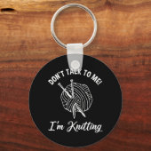 話しかけるな!私は編み物 キーホルダー (裏面)