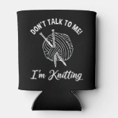 話しかけるな！私は編み物 缶クーラー (裏面)