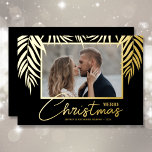 話題のメリークリスマスの写真 箔シーズンカード<br><div class="desc">黒い背景実在にグラマラスなフォイルのヤシの葉は、これらのクリスマスの写真カードにお気に入りのあなたの写真をハイライト表示する。メリークリスマスとシックな金ゴールド、シルバーまたはバラの金ゴールド箔の下にあなたの名実在前。品質の高最高の定。MORE COLORSと写真数々のスタイルは私たちのコレクションで行った。</div>
