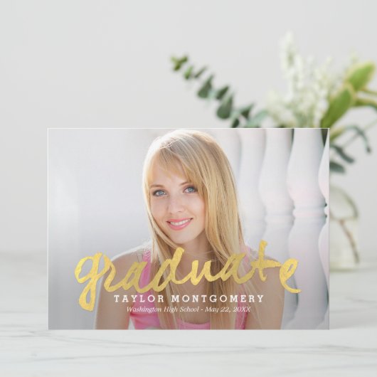 誇らしげにブラシ仕上げ卒業のお知らせ – 金ゴールド 招待状 (スタンド正面)