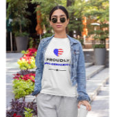 誇らしげに民主支持を表明する Tシャツ