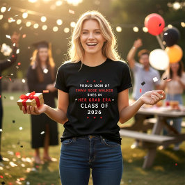 誇りと愛を胸に 2026年卒業生の母 レッドブラック Tシャツ