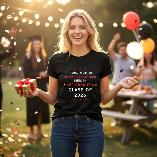 誇りと愛を胸に 2026年卒業生の母 レッドブラック Tシャツ