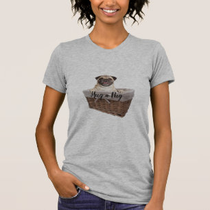 誇りを持ったなパグのお母さんの抱擁パグ犬の恋人のTシャツのデザイン Tシャツ