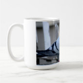 誇りを持ったな伝書鳩のマグ コーヒーマグカップ (左)